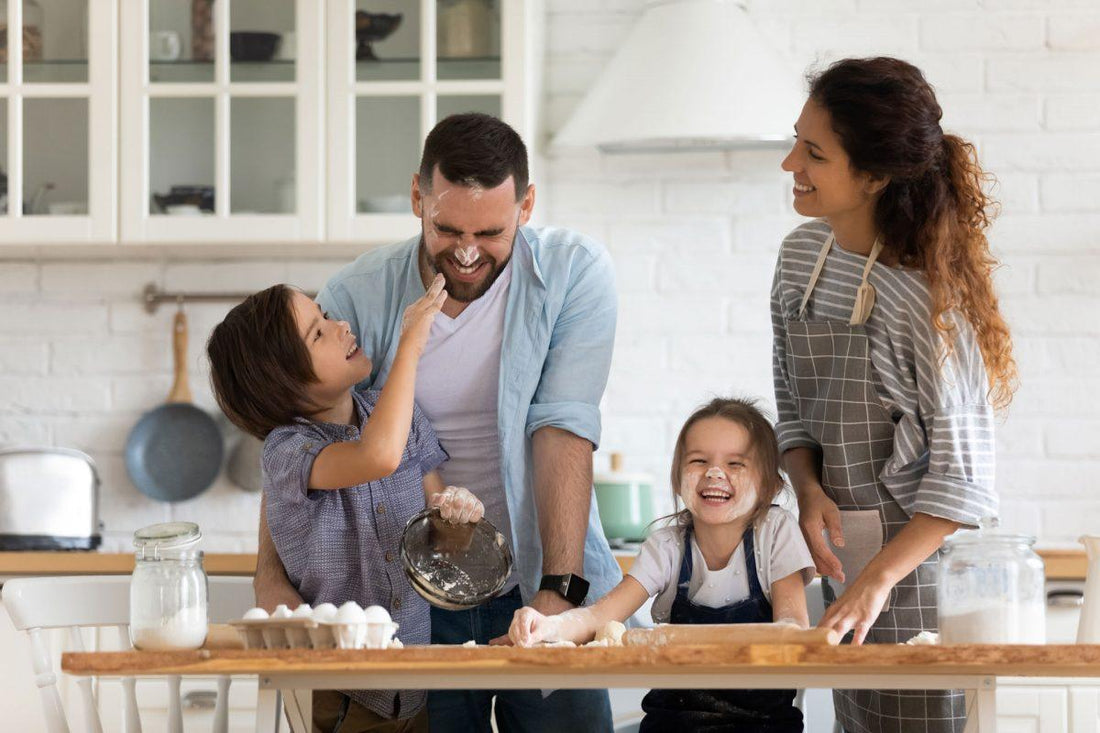 Família cozinhando juntos uma refeição saudável