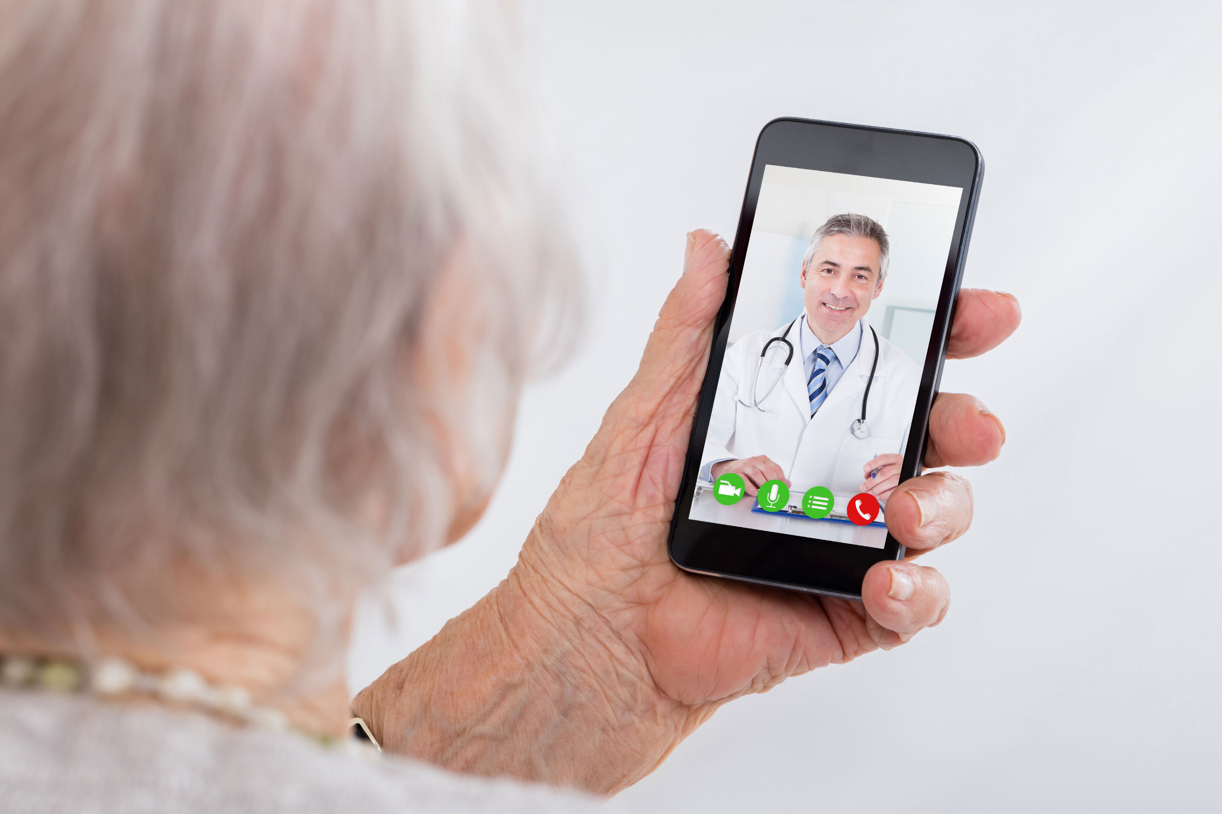 Idosa utilizando tablet para consulta de telemedicina